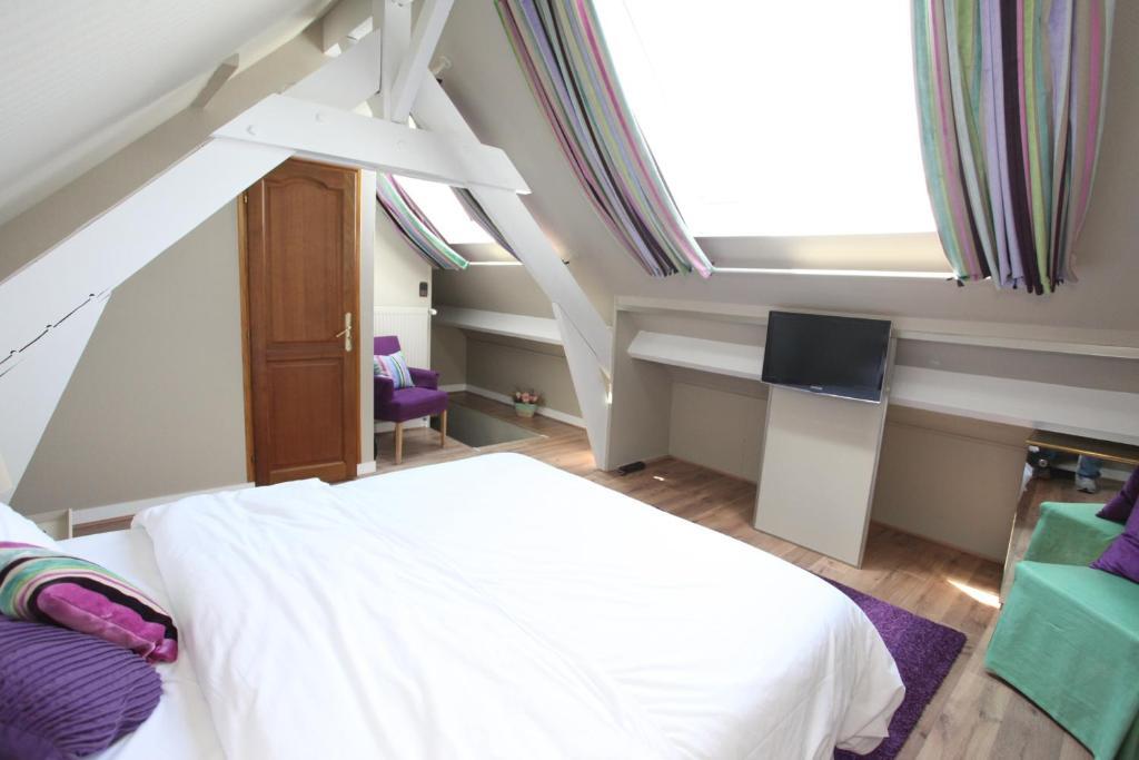 Saint Graal Bed & Breakfast Chamant Ruang foto
