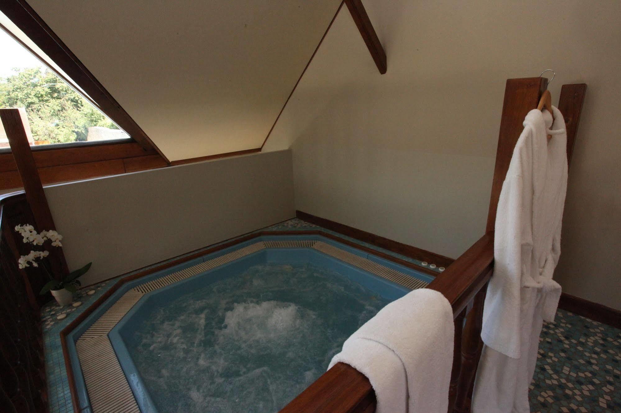 Saint Graal Bed & Breakfast Chamant Bagian luar foto